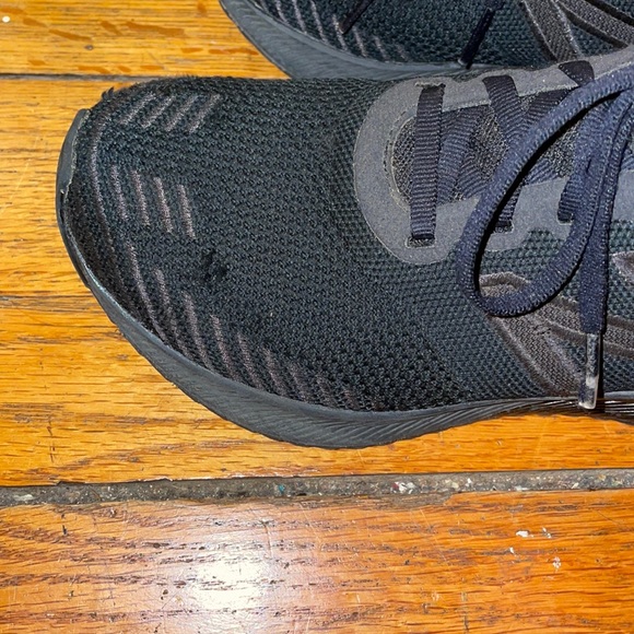 New Balance running shoes - Picture 3 of 3